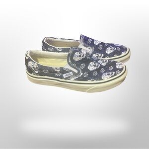 Vans Women’s low‎ tops skull and rose print. Women’s size 5 men’s size 3.5.